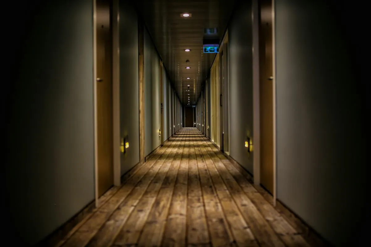 Stemningsfull hotellgang med varm belysning