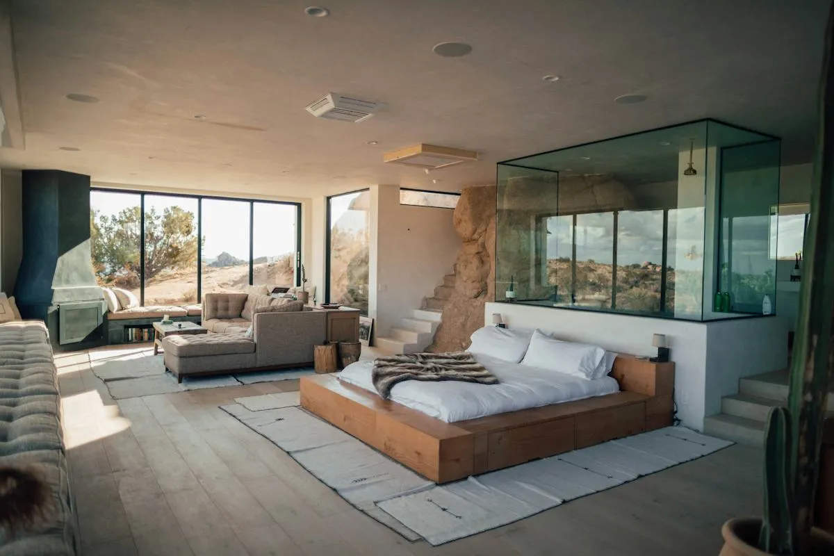 Moderne og lyst hotellrom med dobbeltseng
