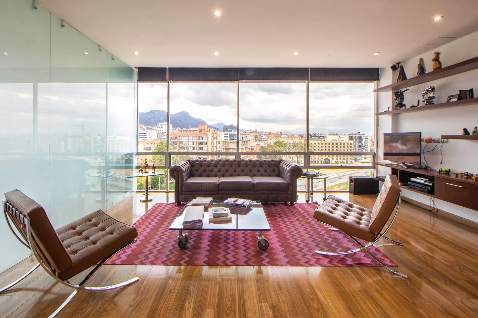 Moderne hotellrom med stor vindusflate og sittegruppe